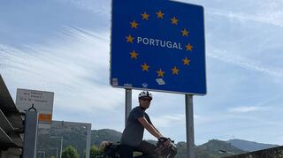 3250 Kilometer und 33 000 Höhenmeter hat der Lindenfelser Patrick Zasada auf der Tour von seiner Heimatstadt bis nach Porto zurückgelegt – auf einem geländetauglichen Rennrad.