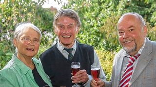 <p>Marlies und Klaus Draudt haben vor 50 Jahren geheiratet. Zur goldenen Hochzeit gratulierte auch Stadtrat Norbert Bauer (re.).</p>