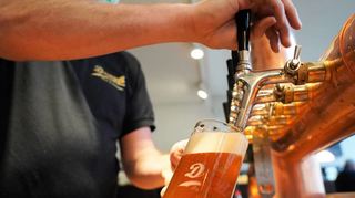 Das im eigenen Haus gebraute Bier fließt vom Ausschanktank zapffrisch ins Glas. Ein „Helles“ wird von den unterschiedlichen Biersorten, die in Lorsch hergestellt werden, am häufigsten nachgefragt.