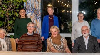 Anne Dingler (sitzend, 3.v.l.) steht weiter an der Spitze der Kunstfreunde Bensheim. Bei der Mitgliederversammlung wurden turnusgemäß ein Teil des Vorstandsteams und der Beirat gewählt. Die Versammlung fand noch vor Inkrafttreten der aktuell gültigen Kontaktbeschränkungen statt.