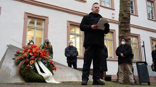 Am Tag des Gedenkens an die Opfer des Nationalsozialismus wurde am Stolperstein-Mahnmal vor dem Bürgerbüro ein Kranz niedergelegt. Die Gewerkschaft Erziehung und Wissenschaft hatte zu einer Gedenkveranstaltung eingeladen, unser Bild zeigt als Redner Tony Schwarz von der GEW Bergstraße.