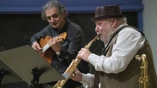 Tenorsaxofonist Tony Lakatos und Gitarrist Ferenc Snétberger gastierten auf Einladung von Forum Kultur in dessen „Jazz is flowering“-Reihe in der Christuskirche Heppenheim.