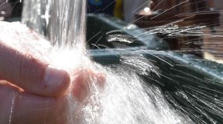So sind wir es gewohnt: Frisches Wasser kommt aus jedem Wasserhahn. Eine für jeden Bürger spürbare Verschlechterung des „Wassermarkts“ sagt der Journalist und Regisseur Daniel Harrich voraus. Wissenschaftler stützen seine These vor dem Hintergrund des Klimawandels.