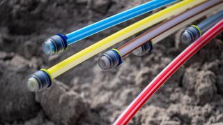 Glasfaserkabel liegen auf einer Baustelle. Dieses Bild wird in Lindenfels und den anderen neun Kommunen des interkommunalen Breitbandnetzes bald häufig zu sehen sein: Die Infrastruktur soll bis 2030 ausgebaut werden.