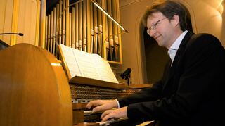 Gregor Knop präsentierte in der katholischen Stadtkirche Sankt Georg selten gespielte Orgelwerke von Maurice Duruflé und Nicolaus Bruhns.
