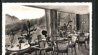 Der Blick in den Gastraum des Cafés Fürstenhöhe auf einer Postkarte zeigt die Innen-dekoration im Stil der 1950er Jahre und wirbt mit dem schönen Ausblick.