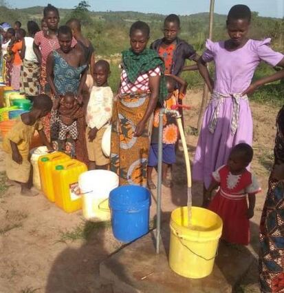 Familien der Schüler in Tansania beim Wasserholen.