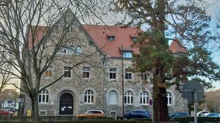 Der imposante, neoromanisch geprägte Bau des Amtsgerichts in der Wilhelmstraße wurde durch Oberbaurat Karl Hofmann entworfen und im Jahr 1902 eingeweiht.