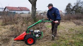 Vor der Brut- und Setzzeit wird auf dem Gelände einmal eine Komplettmahd durchgeführt. Mit dem geländegängigen Mäher war auch Volker Knaup beim Arbeitseinsatz zugange.