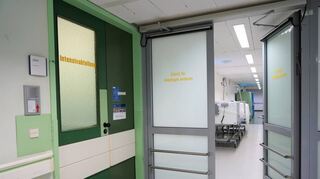 Im Klinikum Darmstadt (links) wie auch im Kreiskrankenhaus Bergstraße (rechts) gibt es mittlerweile viele Patienten, die nicht wegen Corona in der Klinik sind, aber die Infektion in sich tragen.
