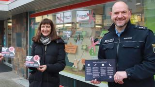 Bernd Timmermann (l.), ehrenamtlicher Sicherheitsberater für Seniorinnen und Senioren in Zwingenberg und Rodau, unterstützte in Zusammenarbeit mit Kriminalhauptkommissar Martin Runzheimer (r.) die hessenweite Trickbetrug-Präventionskampagne 2022 der Polizei. Die beiden Herren händigten Informationsmaterial an die Apothekerin Doris Volk-Martienssen aus, die die Broschüren wiederum an die Zielgruppe weiterreicht.