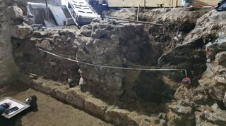 Bei Tiefbauarbeiten im Amtshof wurden Teile einer Mauer freigelegt, die offenbar dem Erdgeschoss des einstigen Burggrafengebäudes zuzuordnen sind.