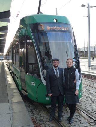 Olivier Picon (links) und Dina König vor ihrem neuen Arbeitsplatz. Ihre Entscheidung für die Tram ist eine endgültige.