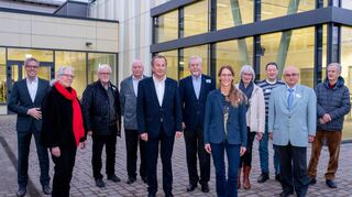 Der Kreisseniorenbeirat hat eine neue Vorsitzende. Susanne Hagen (Fünfte von rechts) wurde bei der konstituierenden Sitzung des Gremiums in der Karl-Kübel-Schule in Bensheim zur Nachfolgerin von Nikolaus Teves (Sechster von links) gewählt, der nicht mehr zur Wahl angetreten war.