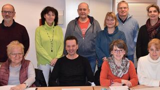 Der leicht veränderte Vorstand der Turnabteilung der Lorscher Tvgg: (sitzend, v.l.) Elke Engelhardt, Vorsitzender Gerhard Arbes, Gabriele Nordt, Dorothee Keilmann, (hinten v.l.) Heribert Koob, Nora Arbes, Christian Keilmann, Sabine Kallenbach-Gremm, Manfred Gremm und Heike Hohmann.