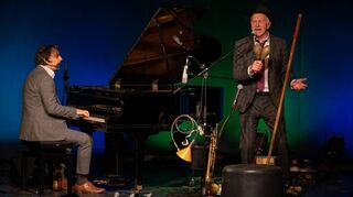 Das „Huub Dutch“-Duo versetzte das Publikum im Zwingenberger Theater Mobile mit seinem Programm „Swingin’ Busch“ in Begeisterung. Am 18. März ist die Mini-Band erneut zu Gast.