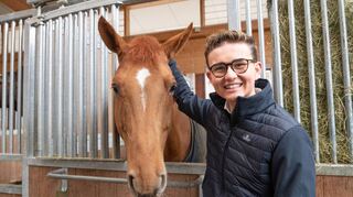 Der 18 Jahre alte Luis Tillman aus Bensheim ist Verkaufsleiter im Reha- und Therapiezentrum für Pferde auf dem Ewalderhof in Fahrenbach.