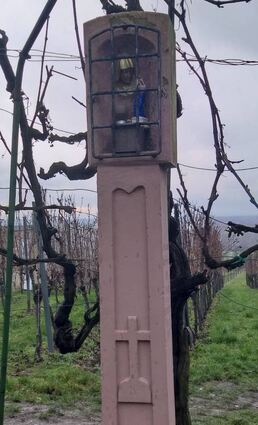 Mehr als 100 Jahre älter als der Bildstock neben dem Altar ist dieser, der schon 1847 gestiftet, aber erst später im Weinberg aufgestellt wurde.