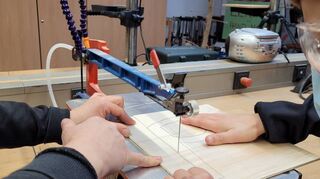 Buchstaben aus Holz aussägen, das stand für die Viertklässler auf dem Stundenplan, die am Mittwoch in der Holzwerkstatt der Martin-Buber-Schule zugange waren.