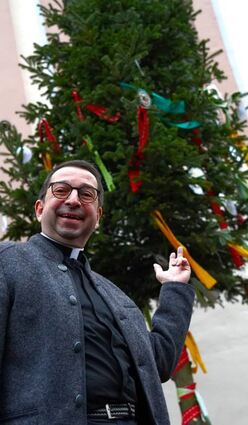 Fastnachter haben den Ex-Christbaum an der Kirche umdekoriert. Pfarrer Bartmann stimmte zu. Der Narrenbaum bleibt bis Aschermittwoch.