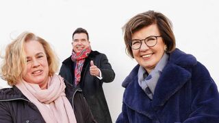 Andrea Herrmann, Schwimm-Abteilungsleiterin der SSG Bensheim (links), nahm eine Spende der Entega aus den Händen von Marie-Luise Wolff, Vorstandsvorsitzende der Entega und der Entega-Stiftung (rechts), entgegen. Im Hintergrund Matthias W. Send, Bereichsleiter Kommunikation und stellvertretender Vorstandsvorsitzender der Entega-Stiftung.