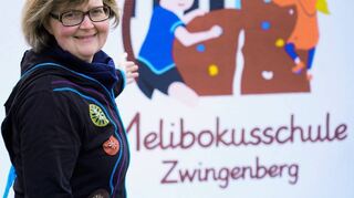 Die 43-jährige Griesheimerin Ulla Heß, die im Jahr 2010 als Konrektorin an die Melibokusschule kam, ist jetzt zur neuen Rektorin der Zwingenberger Grundschule ernannt worden. Unser Bild entstand vor dem neuen Schul-Logo.