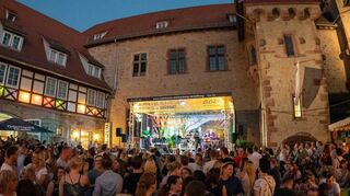 Ausgelassen feiern war im Sommer 2019 noch beim Bergsträßer Weinmarkt in der Heppenheimer Altstadt angesagt. Nach zweijähriger Corona-Pause wollen die Organisatoren dieses Jahr wieder an die Tradition anknüpfen, die Planungen für eine Neuauflage des Volksfests laufen bereits auf Hochtouren.