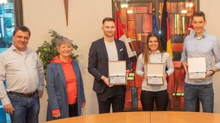 Auf dem Siegerpodest bei der Bensheimer Sportlerwahl standen als Sportlerin des Jahres Helen Kreuzer (3.v.r.) sowie als Zweiter Marc Ehret (3.v.l.) und Dritter Sebastian Breuer (2.v.r.)