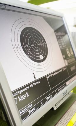 BA-Redakteur Jörg Keller probierte auf dem Schießstand des Einhäuser Schützenvereins selbst aus, wie schwer es ist mit einem Luftgewehr ins Schwarze zu treffen. Um die volle Punktzahl zu erreichen, muss der Schuss präzise in die Mitte gehen. Die Ergebnisse werden auf einem Monitor direkt am Schießstand in Echtzeit angezeigt.
