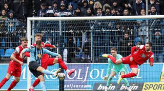 Pascal Sohm (links im blau-schwarzen Trikot) hatte in der 53. Minute die Mannheimer Führung auf dem Fuß, der Ball landet aber neben dem Tor.