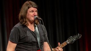 Der Mannheimer Gitarrist Stefan Ebert beeindruckte mit originellen Texten und stimmungsvollen Melodien.