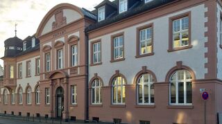 Etwa achtzig Jahre lang wurde das Postamt an der Darmstädter Straße unweit des Ritterplatzes genutzt. In seiner Gestaltung greift das Gebäude unter anderem Elemente des schräg gegenüber gelegenen Rodensteiner Hofs auf.