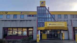 1987 bezog die Post, damals immer noch eine staatliche Behörde, ihr neues Gebäude an der Schwanheimer Straße, das noch heute genutzt wird.