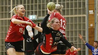 HSG-Kreisläuferin Dionne Visser (am Ball) setzte sich in Bietigheim immer wieder gut in Szene; hier gibt sie unter anderem der Ex-Flames-Spielerin Kim Naidzinavicius (links) das Nachsehen.