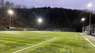 Beleuchtungs-Test bestanden: Die neu aufgestellten Strahler rücken seit kurzem auch den Sportplatz in Hambach in ein noch helleres Licht als zuvor.