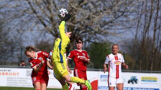Alina Kraus (rechtes Bild, links im Spiel) steht schon von Kindesbeinen an auf dem Fußballplatz und hat in ihrem Sport einiges erreicht.
