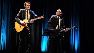 Tilmann Birr und Elis C.Bihn präsentierten im Theater Sapperlot ihre „Welthits auf Hessisch“.