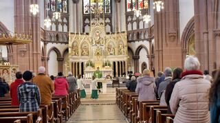 Vierter Kriegstag in der Ukraine am Sonntag: In Heppenheim gibt es statt Fastnachtsgottesdienst in der Kirche Sankt Peter einen Friedensgottesdienst.
