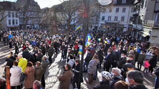 Bundesweit gingen am Wochenende Menschen auf die Straße und demonstrierten gegen Putins Krieg in der Ukraine. Auf dem Bensheimer Marktplatz fanden sich bei einer Kundgebung rund 400 Personen ein.