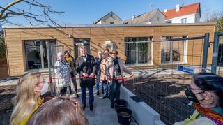 Der neue Bürotrakt des Frauenhauses Bergstraße ist fertig und wurde am Montag offiziell eingeweiht. Unser Bild zeigt (v.l.) Konstanze Hiemenz, Brigitte Schmitt-Drawitsch, Landrat Engelhardt, Maria Hees, Silke Naue und die Vorsitzende des Vereins Frauenhaus, Martina Evertz.