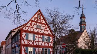 In diesem schmucken Fachwerkhaus ist die Kurpfalz-Bibliothek untergebracht. In Kürze wird dort auch die jüdische Dokumentationsstätte eröffnet.