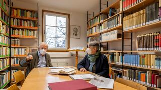 Prof. Dr. Joachim-Felix Leonhard ist Vorsitzender des Kuratoriums, Petra Schöppner die Leiterin der Kurpfalz-Bibliothek. Die wissenschaftliche Präsenzbibliothek in Lorsch lässt das Herz von Heimatforschern höher schlagen.