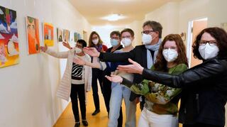 Bilder zum Thema Zuhause stellen Schüler der State International School am Schuldorf in Seeheim-Jugenheim im Hospiz Bergstraße in Bensheim aus. Die farbenfrohen Werke setzen sich mit der Bedeutung des Themas jeweils sehr persönlich auseinander.