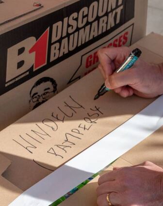 Alle Kartons wurden sorgsam beschriftet, damit Hilfsgüter schnell gefunden werden können.