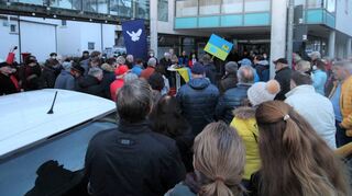 Vor dem Rathaus in Reichenbach versammelten sich rund 100 Bürger zum Protest gegen den Krieg in der Ukraine.