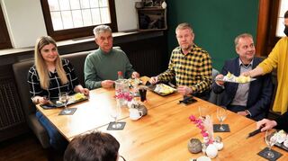 Zum Heringsessen am Aschermittwoch trafen sich Bergsträßer Liberale in Heppenheim im „Goldenen Engel“ am Marktplatz. Unser Bild zeigt von links Lisa-Marie Blumenschein, Gottlieb Ohl, Burkhard Vetter, Till Mansmann, dem Restaurantchefin Marianne Bräutigam gerade das Essen serviert, und Christopher Hörst.