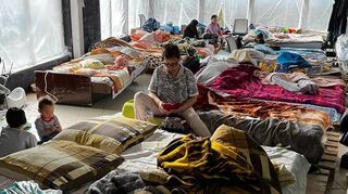 Die Flüchtlinge müssen sich in Notunterkünften auf engstem Raum arrangieren.