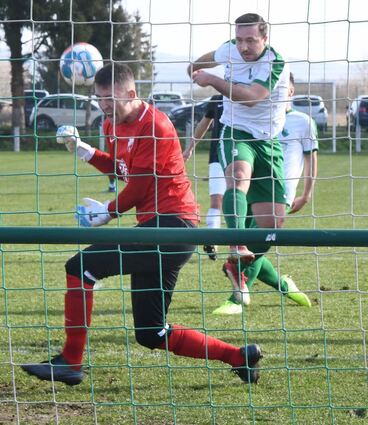Max Schwerdt scheiterte gegen Geinsheim mit einem Elfmeter und dem Nachschuss, traf dann aber noch zweimal zum 3:0-Auftaktsieg des VfR Fehlheim.