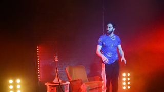 Eidin Jalali vom Schauspiel Leipzig ist im Solo „Die Leiden des jungen Azzlack“ zum Auftakt der Woche junger Schauspieler im Parktheater zu sehen.