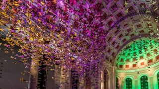 Spektakulär: Die Friedenstauben-Installation in der Kirche Sankt Georg.
